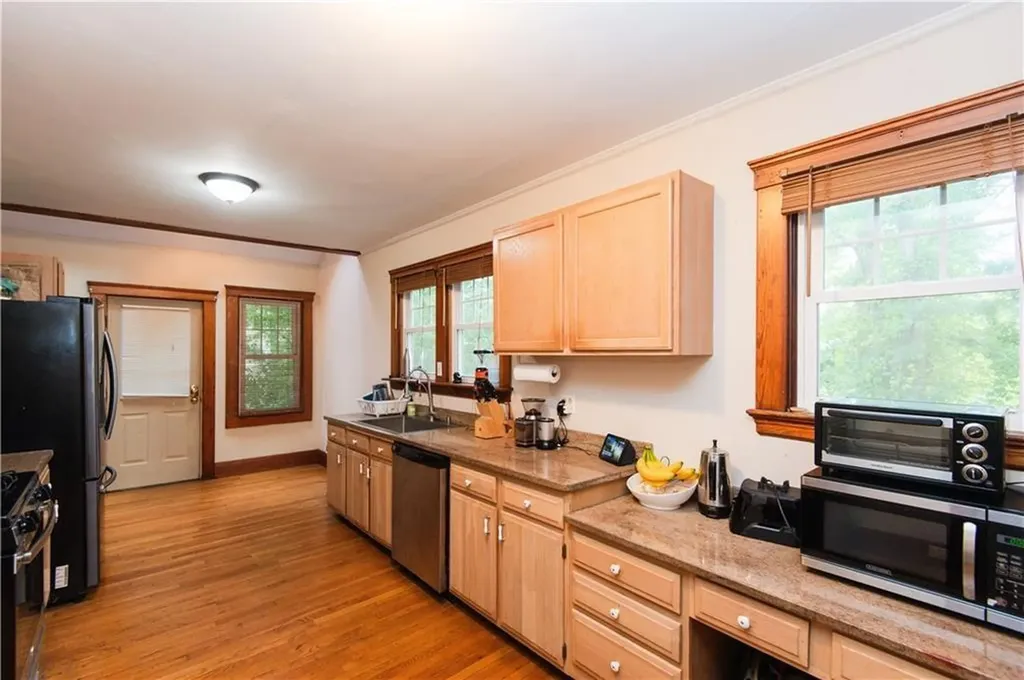 556 East Main Road Middletown RI 02842