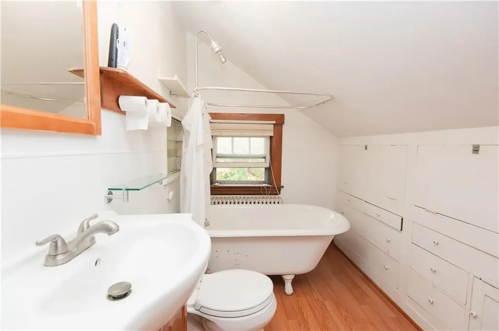 556 East Main Road Middletown RI 02842