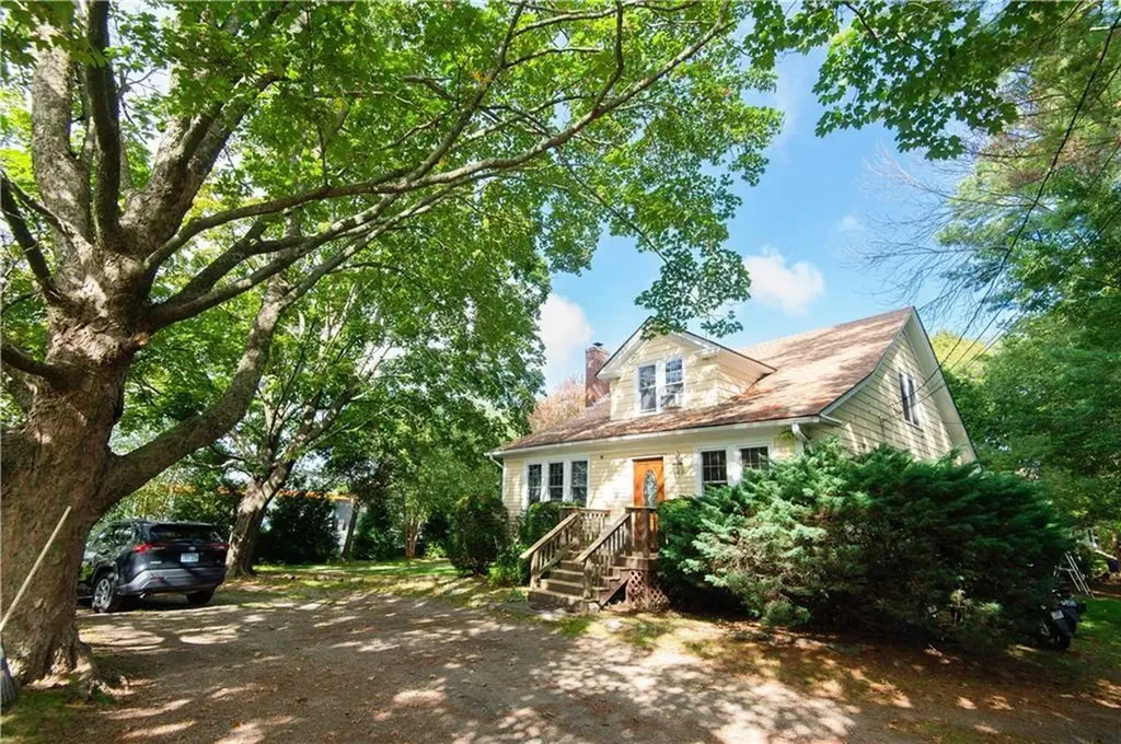 556 East Main Road Middletown RI 02842