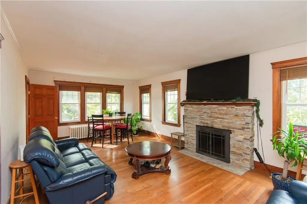 556 East Main Road Middletown RI 02842