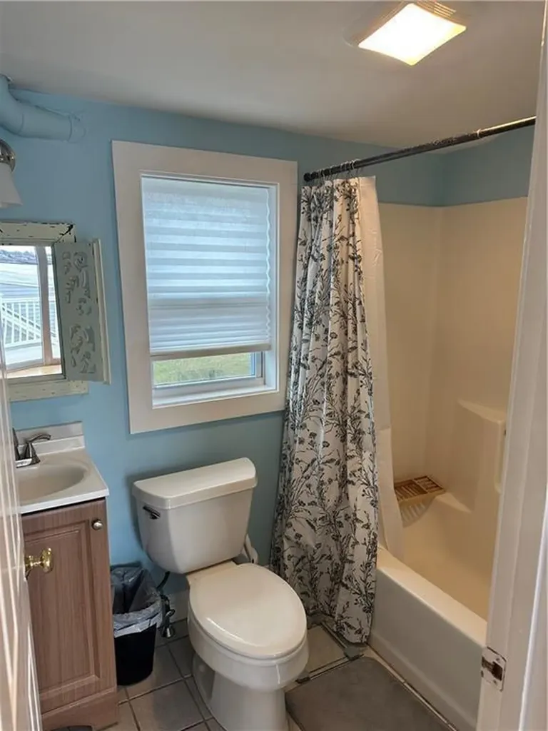 17 Crescent Road Middletown RI 02842