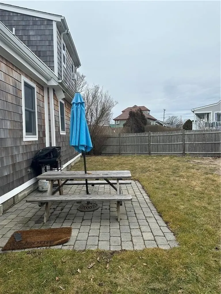 17 Crescent Road Middletown RI 02842