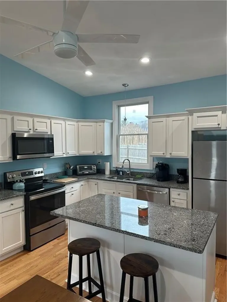 17 Crescent Road Middletown RI 02842