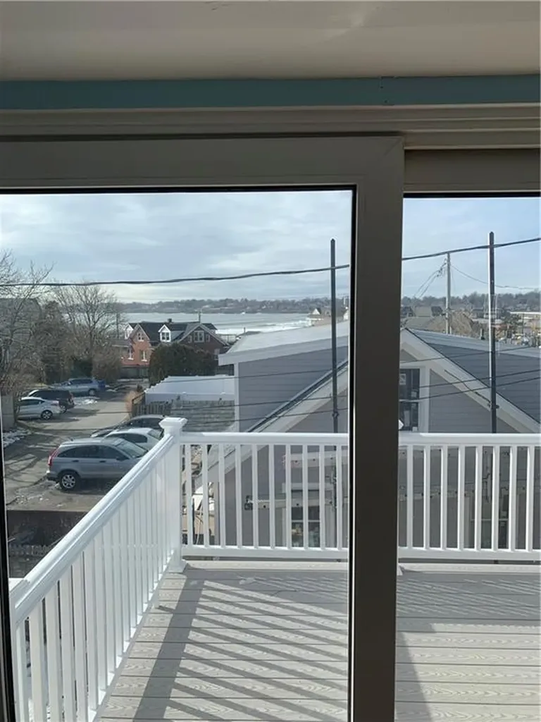 17 Crescent Road Middletown RI 02842