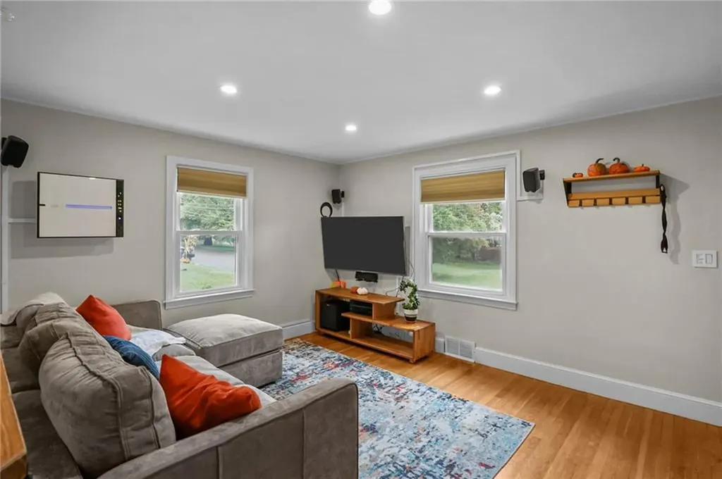 95 Roosevelt Street Warwick RI 02888