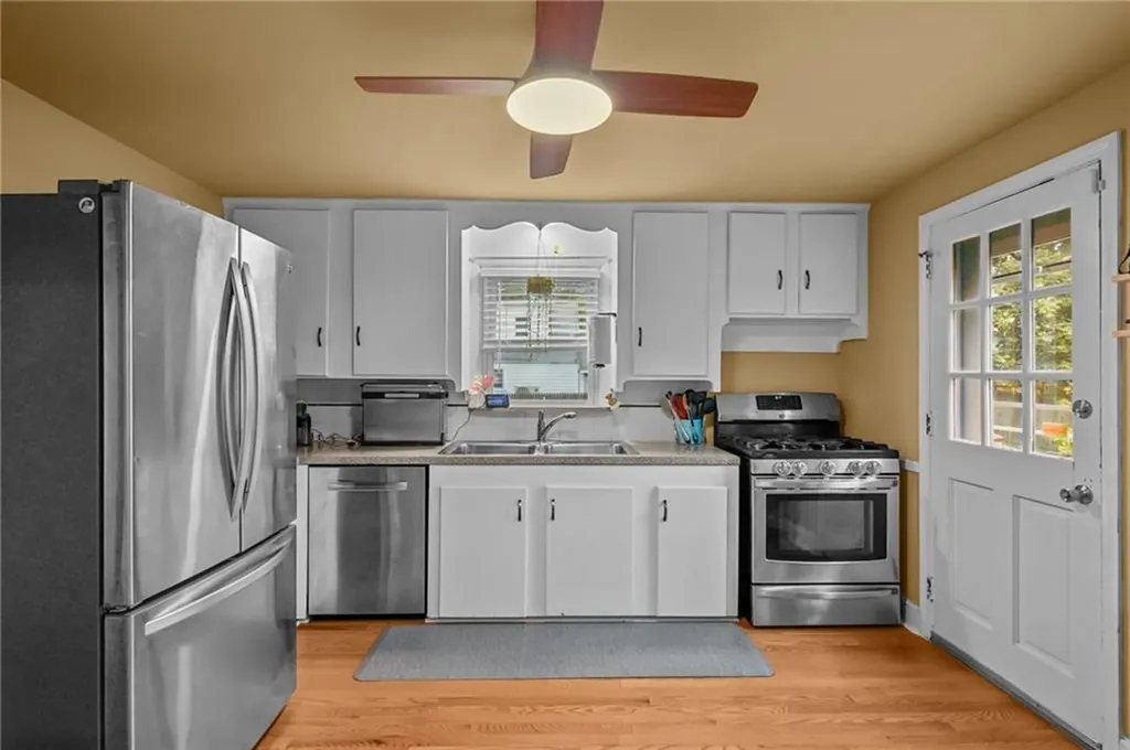 95 Roosevelt Street Warwick RI 02888