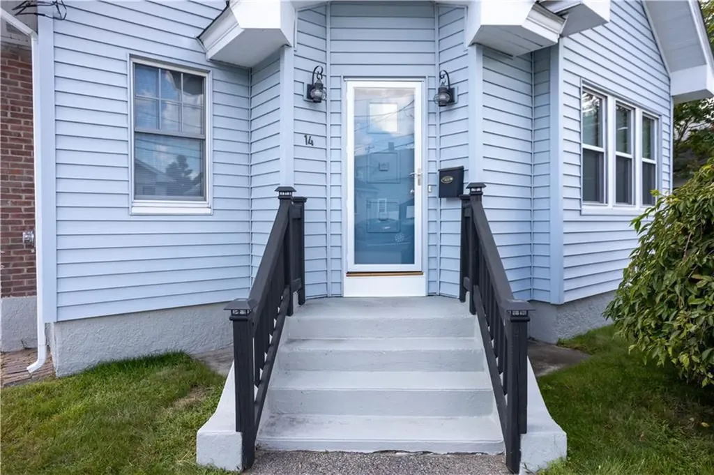 14 Delaware Avenue Warwick RI 02888