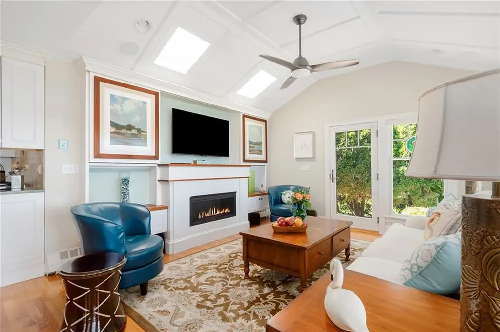 29 Riverside Drive Barrington RI 02806