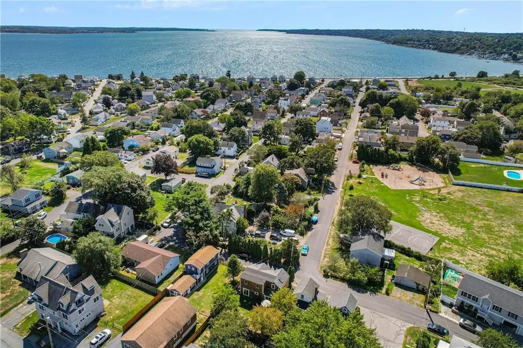 13 Oak Street Portsmouth RI 02871