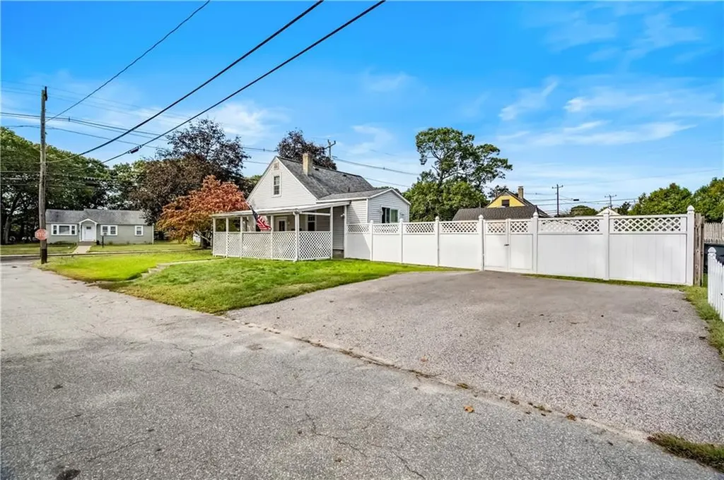 137 Strawberry Field Road Warwick RI 02886