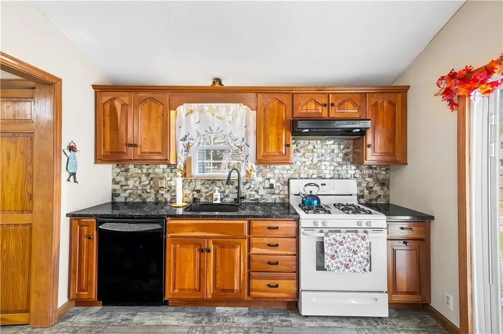 137 Strawberry Field Road Warwick RI 02886