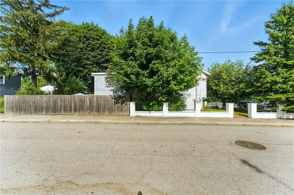 26 Bowles Court Pawtucket RI 02860