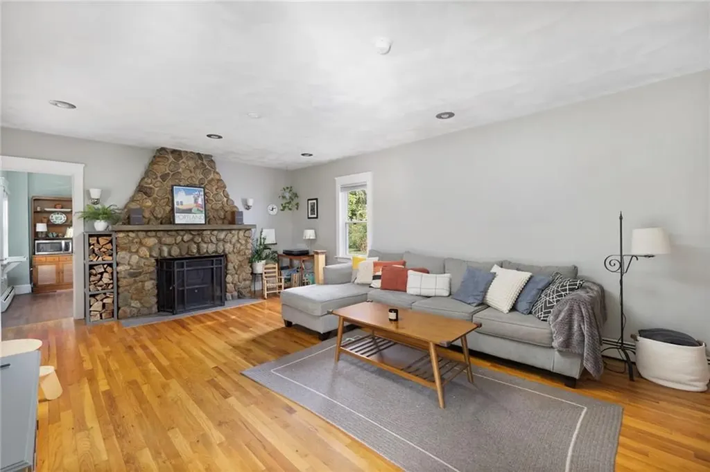 28 Economy Avenue Warwick RI 02889