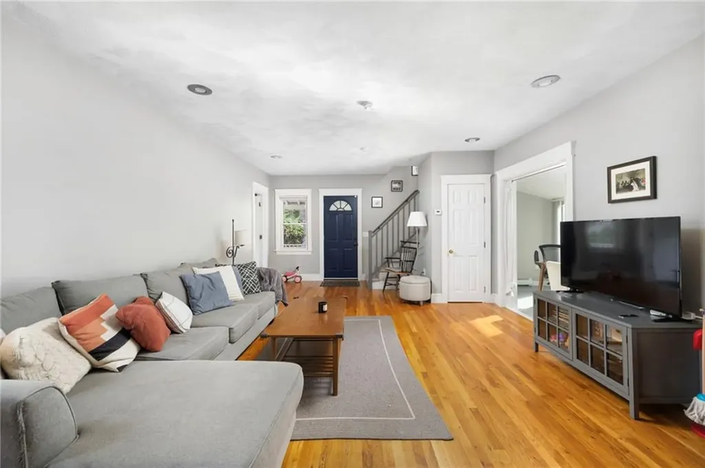 28 Economy Avenue Warwick RI 02889