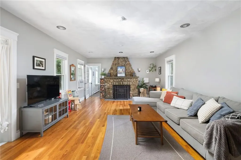 28 Economy Avenue Warwick RI 02889