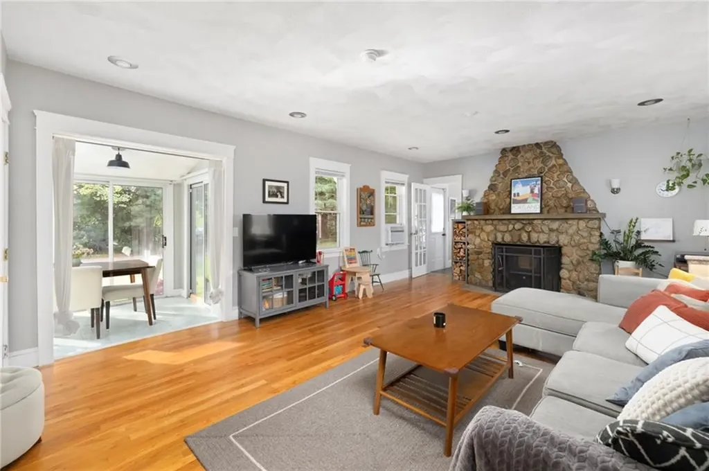 28 Economy Avenue Warwick RI 02889