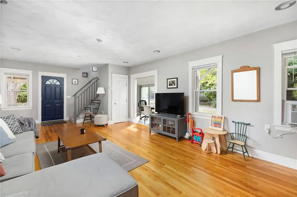 28 Economy Avenue Warwick RI 02889