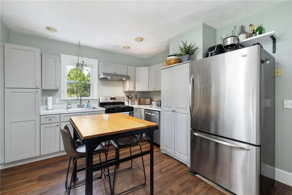 28 Economy Avenue Warwick RI 02889