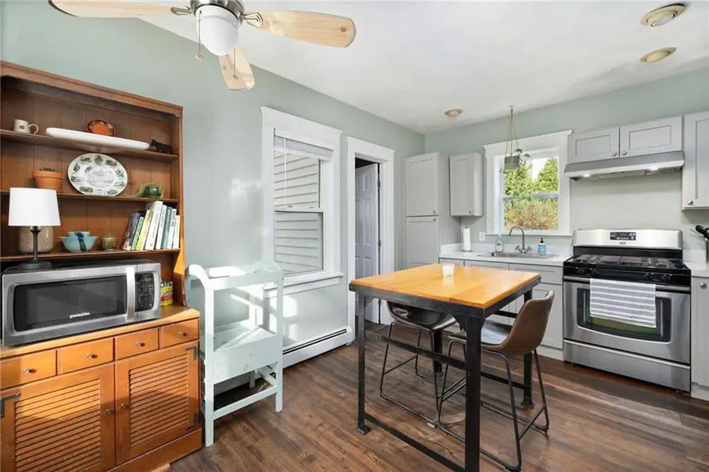 28 Economy Avenue Warwick RI 02889