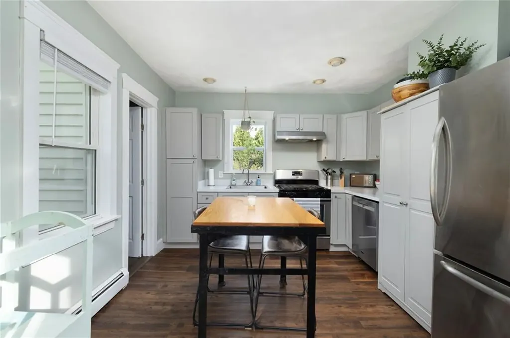 28 Economy Avenue Warwick RI 02889