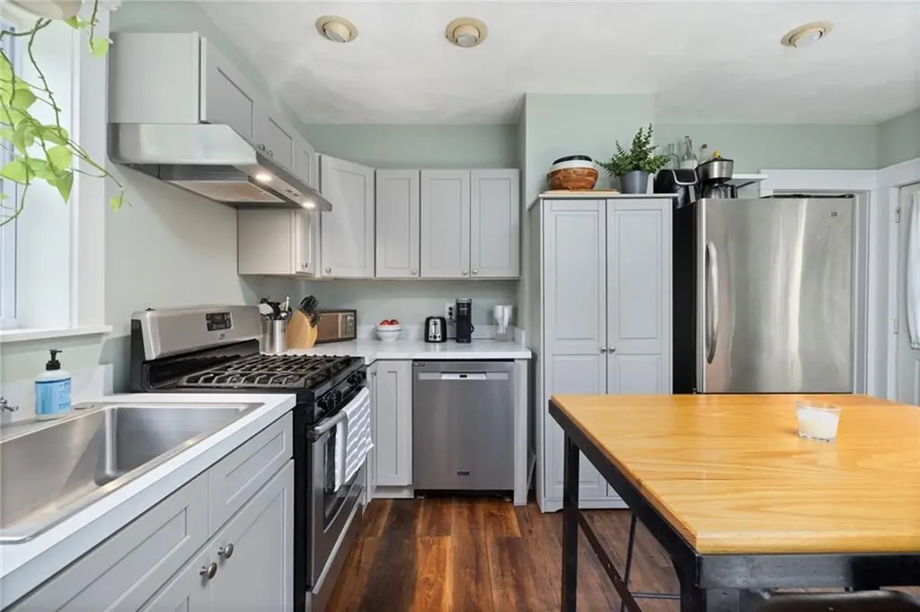 28 Economy Avenue Warwick RI 02889