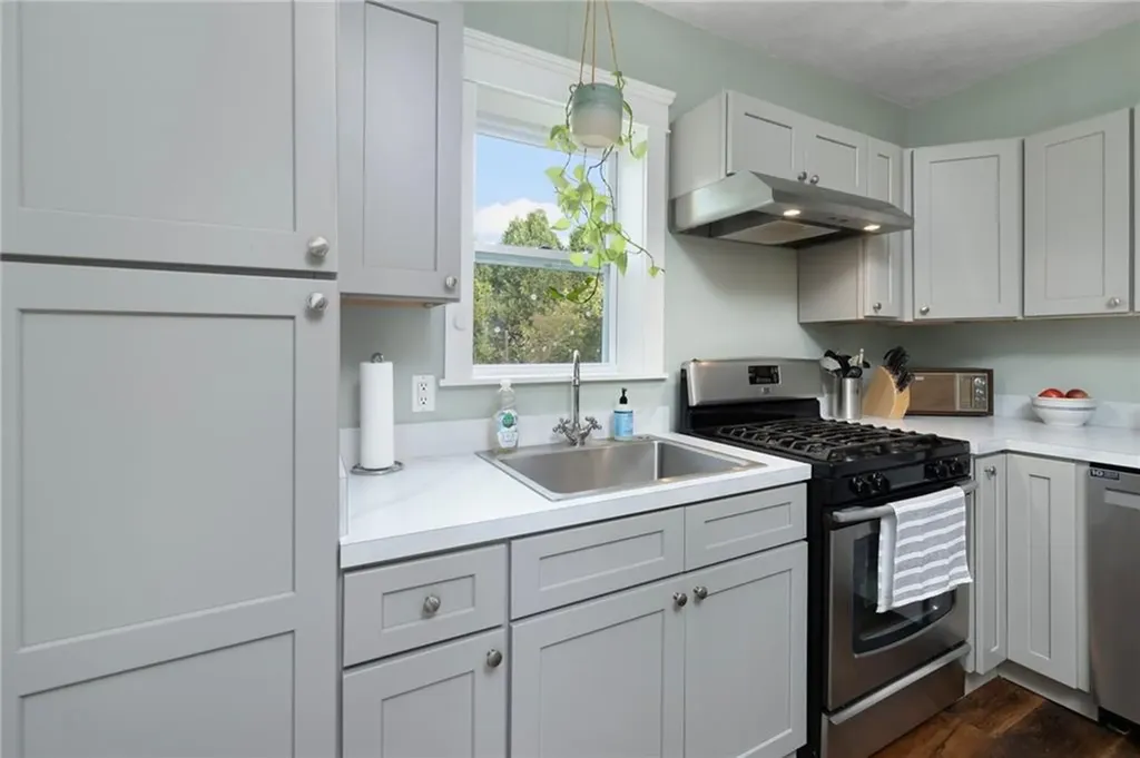 28 Economy Avenue Warwick RI 02889