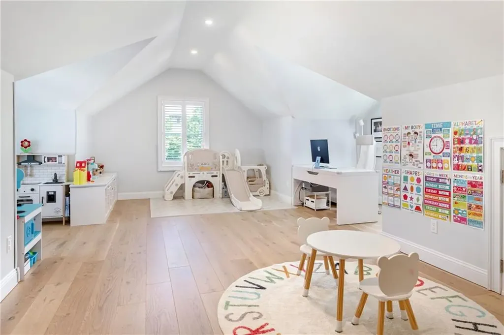 10 Kettle Point Avenue East Providence RI 02914