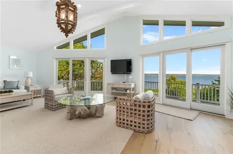 117 Indian Avenue Portsmouth RI 02871