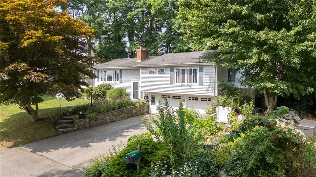 30 Johnnycake Lane Portsmouth RI 02871