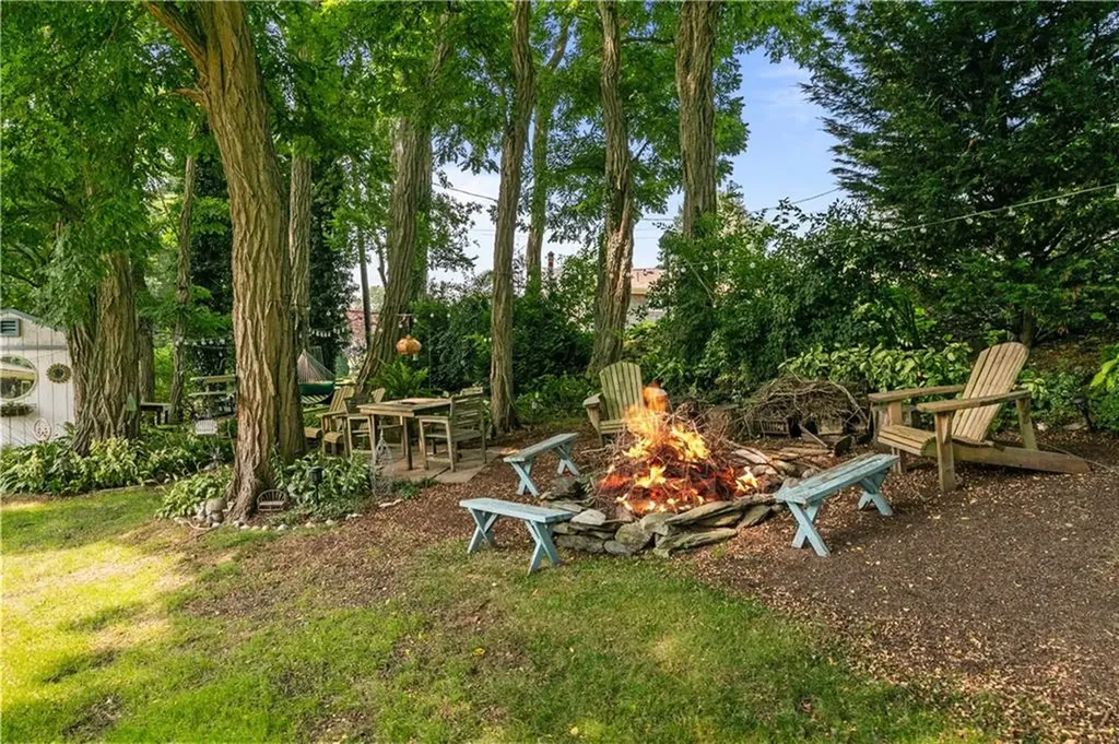30 Johnnycake Lane Portsmouth RI 02871