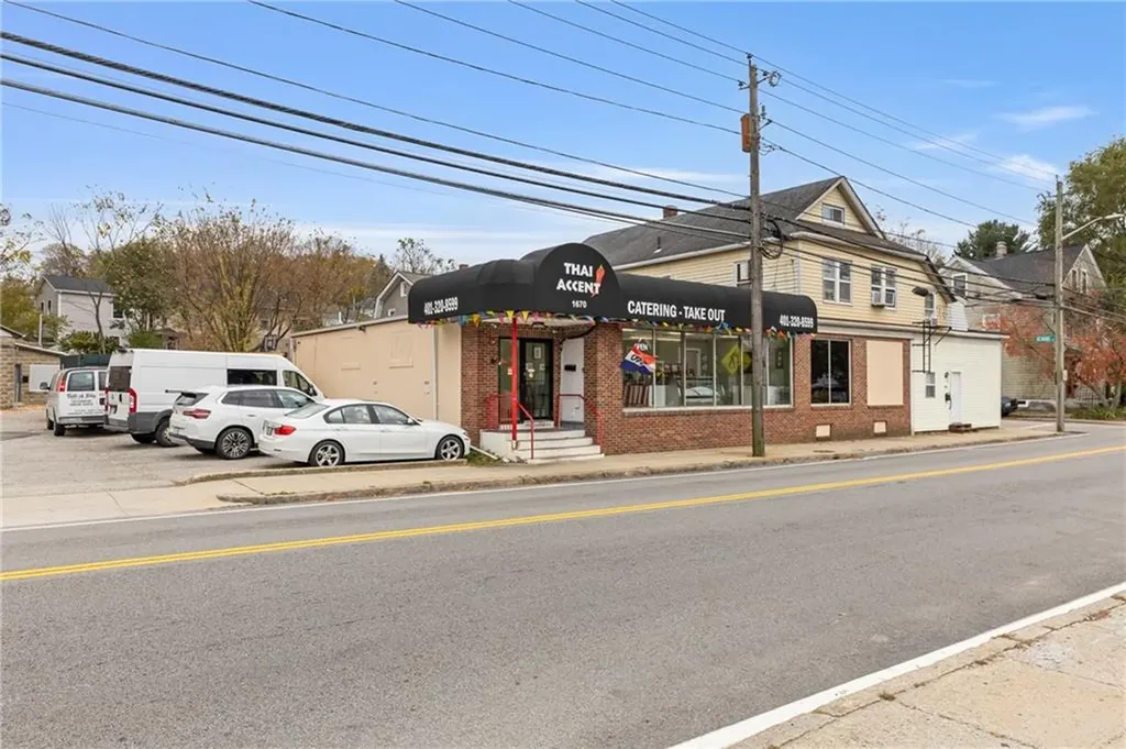 1674 1670 Main Street West Warwick RI 02893