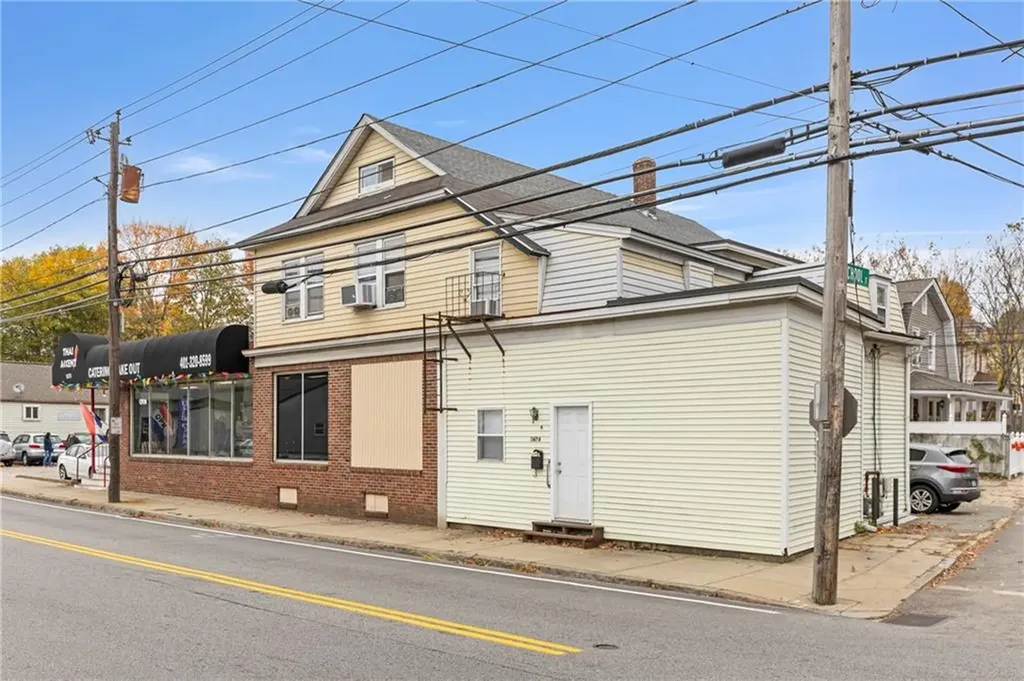 1674 1670 Main Street West Warwick RI 02893