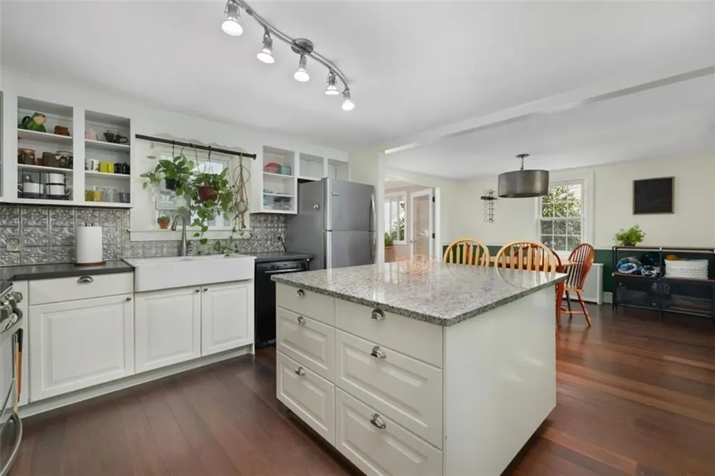 8 Dartmouth Avenue Warwick RI 02888