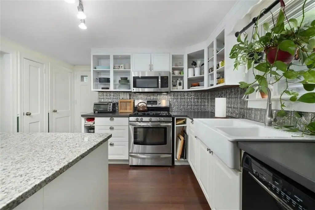 8 Dartmouth Avenue Warwick RI 02888