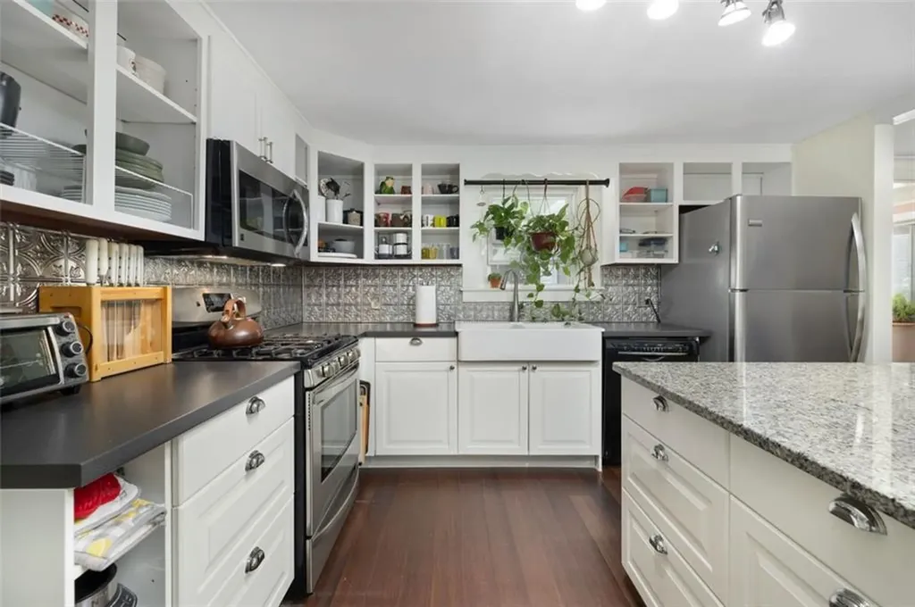 8 Dartmouth Avenue Warwick RI 02888