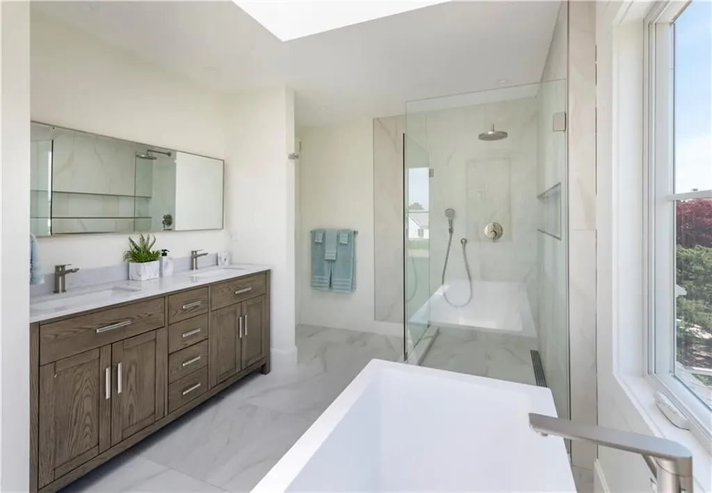 2040 East Main Road Portsmouth RI 02871