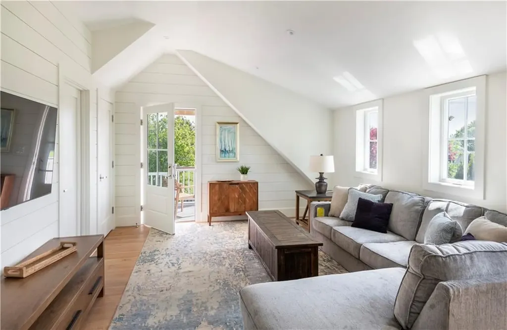 2040 East Main Road Portsmouth RI 02871