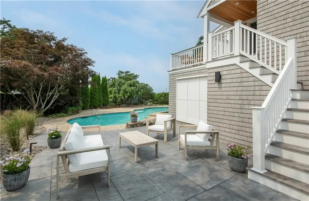 2040 East Main Road Portsmouth RI 02871