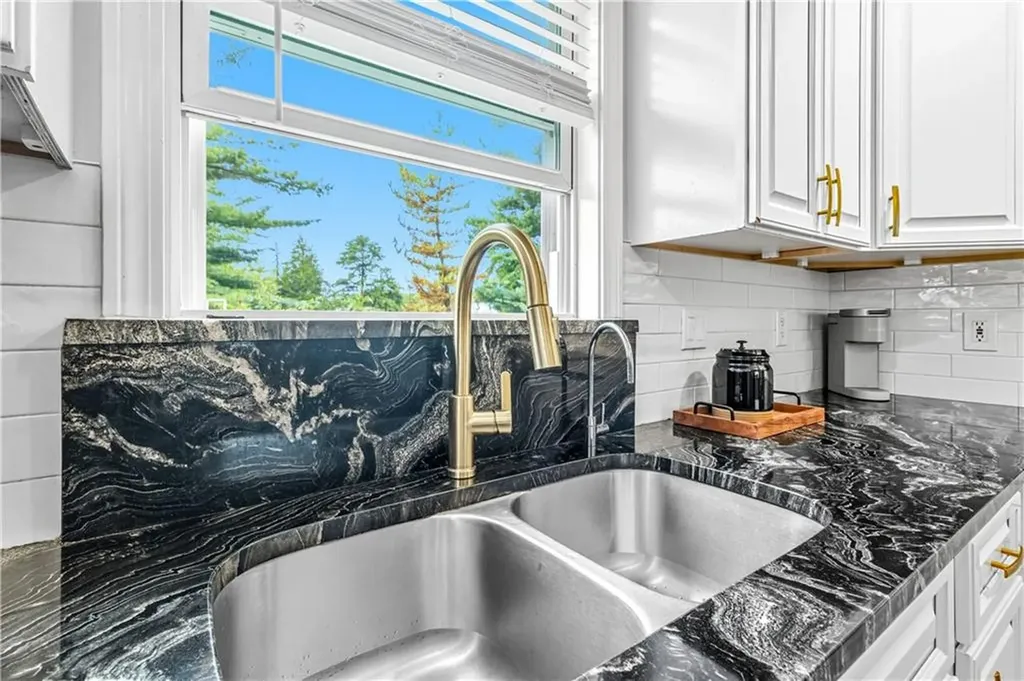 7 Jill Court East Providence RI 02915