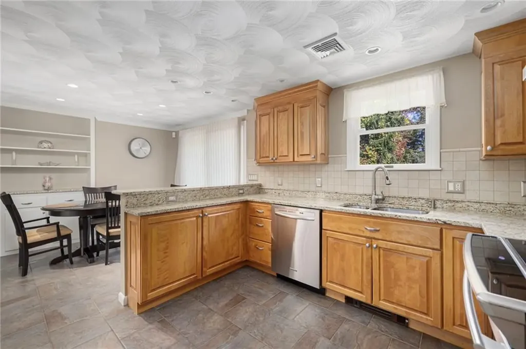 40 Quail Hollow Road Cranston RI 02920