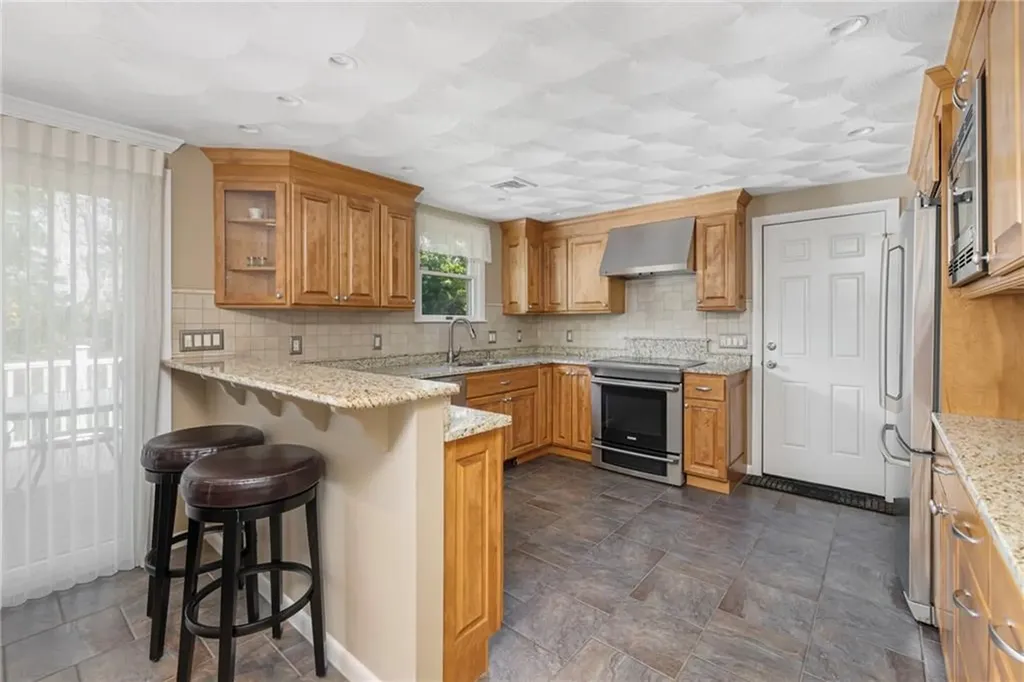 40 Quail Hollow Road Cranston RI 02920