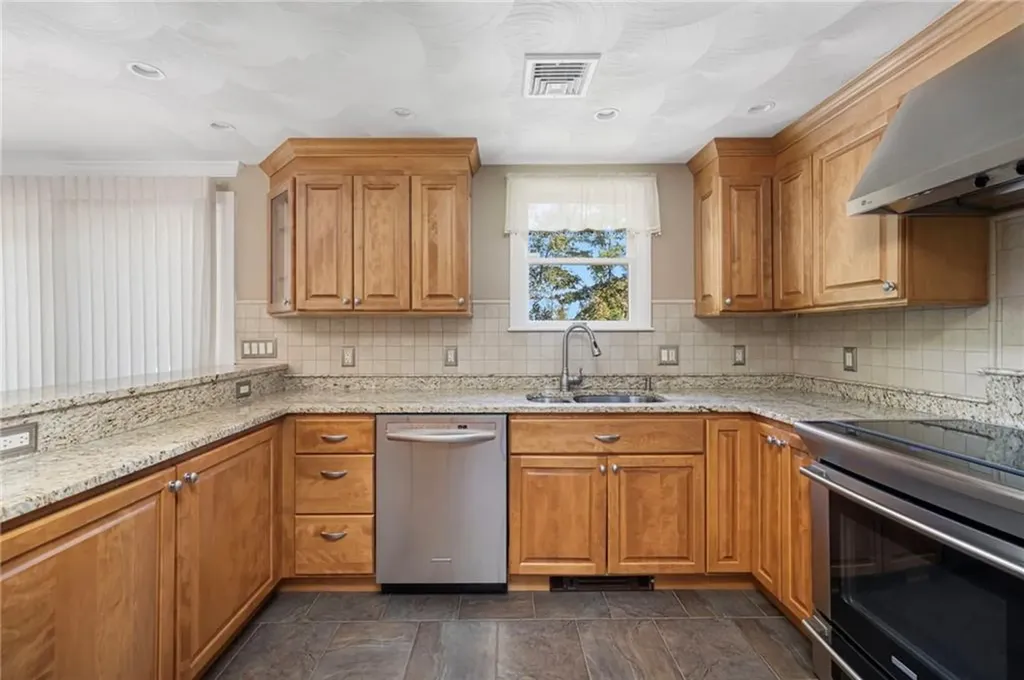 40 Quail Hollow Road Cranston RI 02920