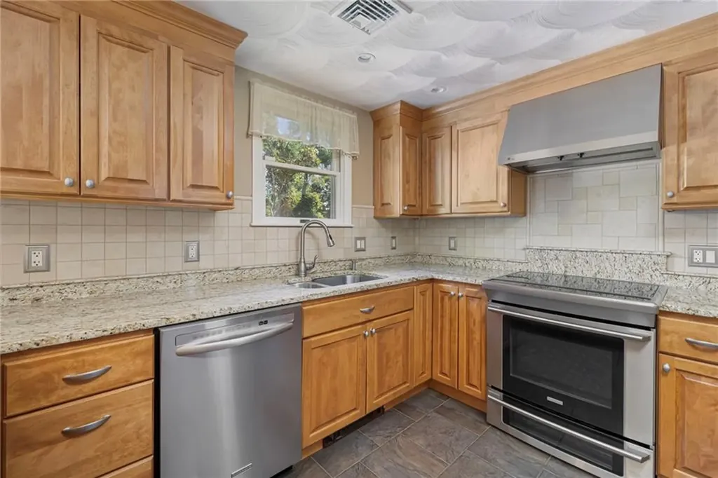 40 Quail Hollow Road Cranston RI 02920