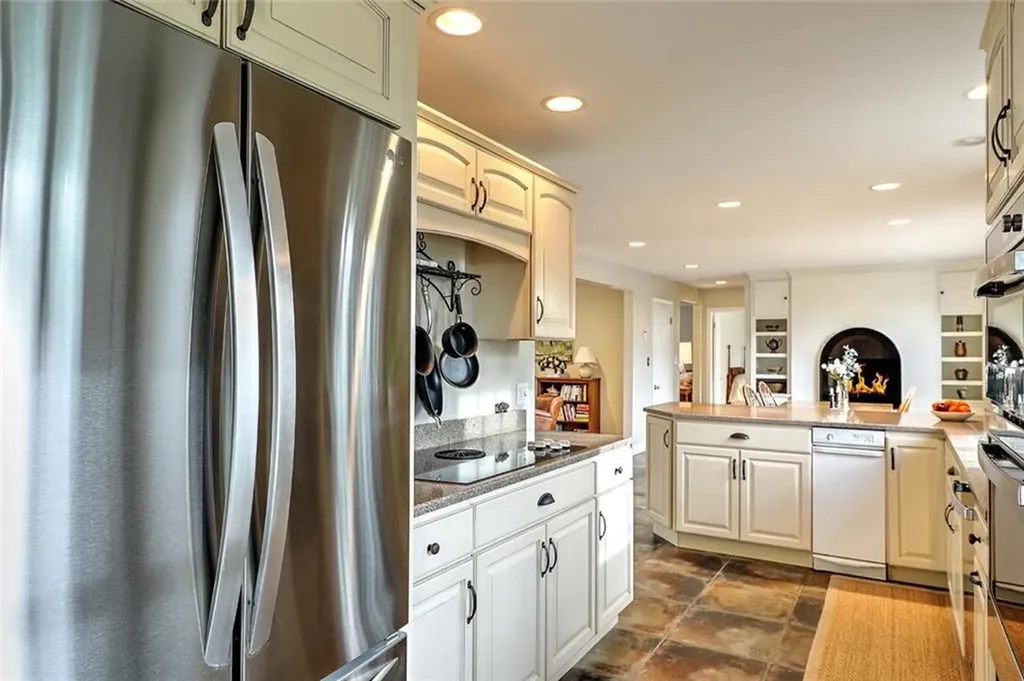 80 Leonard Drive Tiverton RI 02878