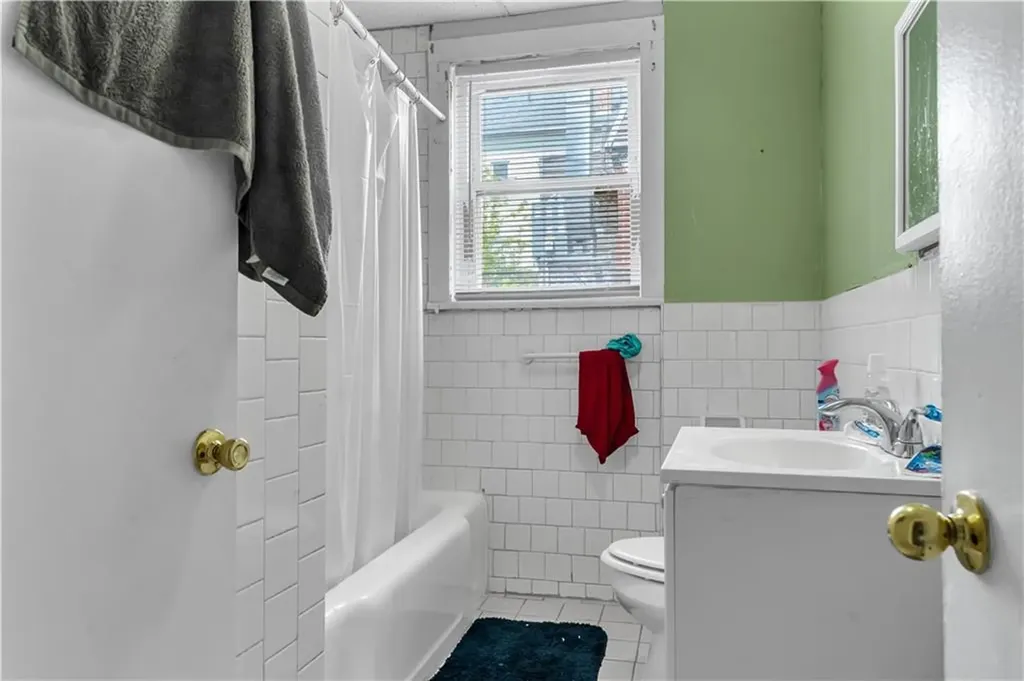 78 82 Academy Avenue Providence RI 02908