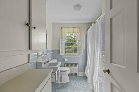 8 North Drive Middletown RI 02842