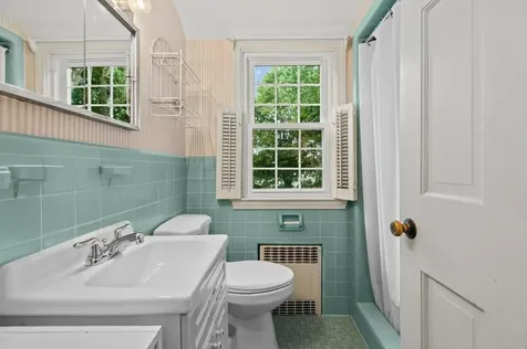 8 North Drive Middletown RI 02842