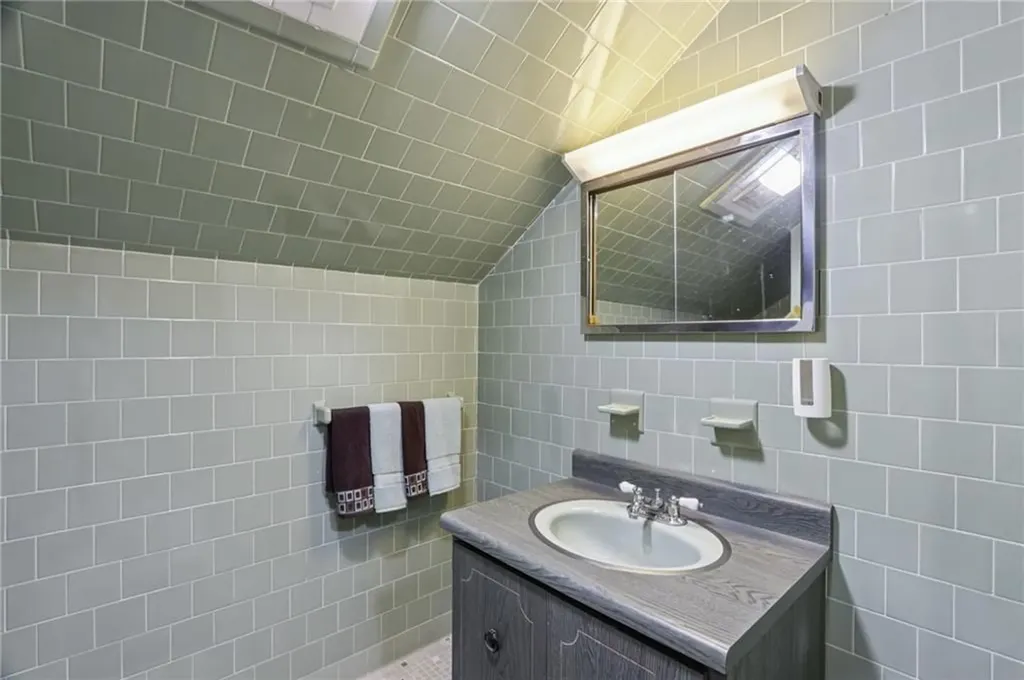 108 Waite Avenue Cranston RI 02905