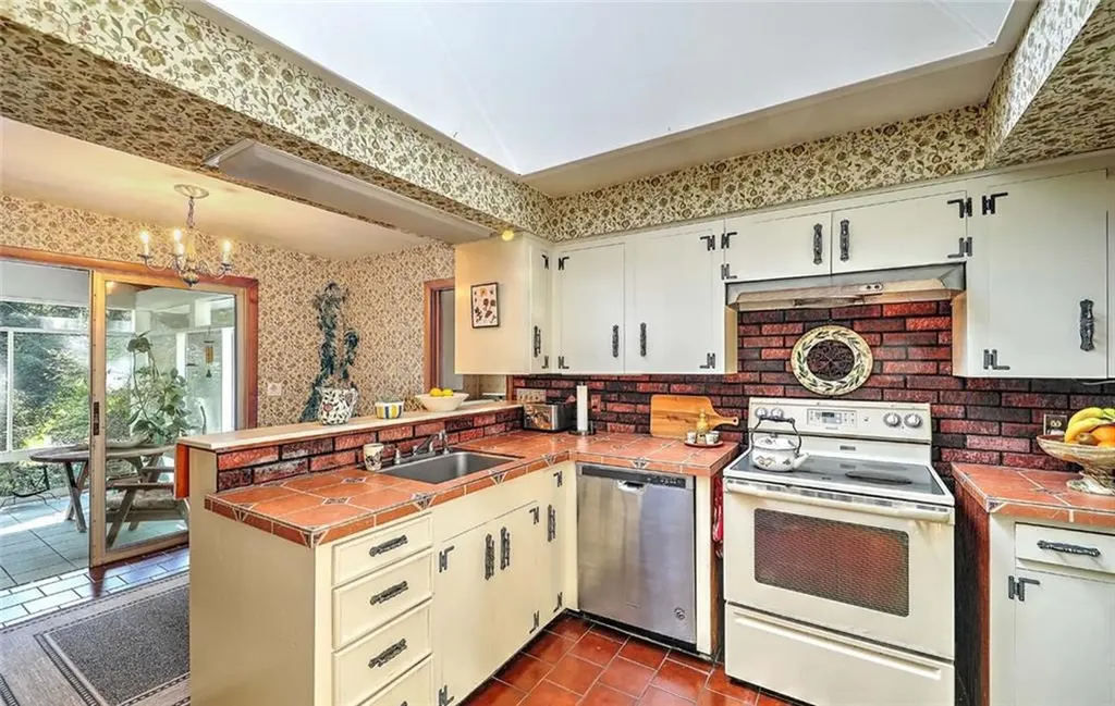 79 Linden Drive South Kingstown RI 02881