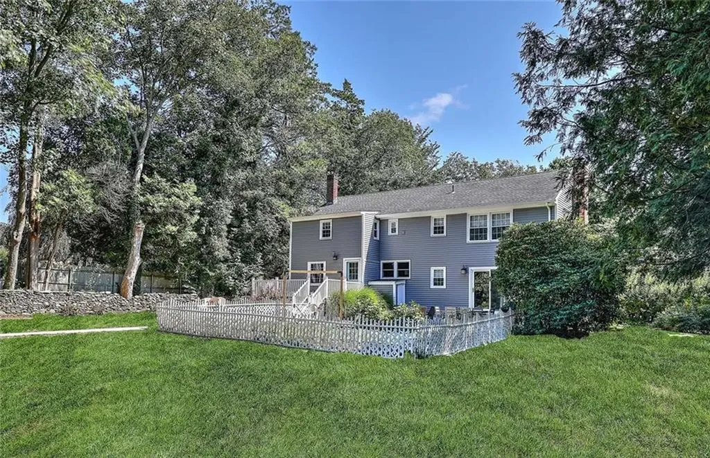 1216 East Main Road Middletown RI 02842